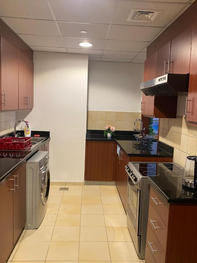 Lunar Hostel 96 Dubai Bagian luar foto