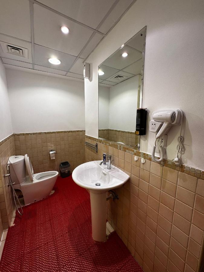 Lunar Hostel 96 Dubai Bagian luar foto