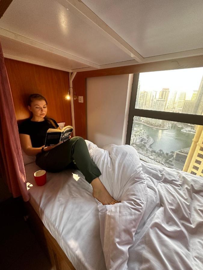 Lunar Hostel 96 Dubai Bagian luar foto
