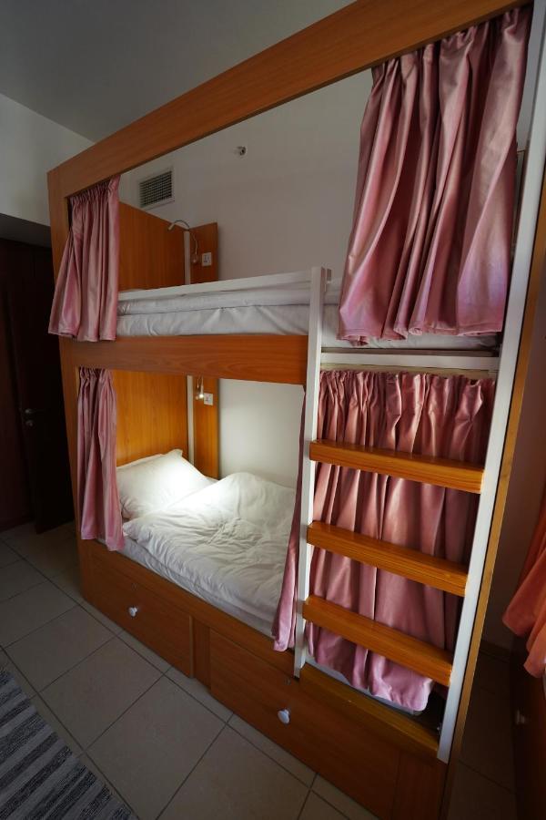 Lunar Hostel 96 Dubai Bagian luar foto