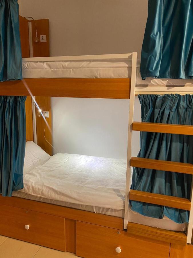 Lunar Hostel 96 Dubai Bagian luar foto