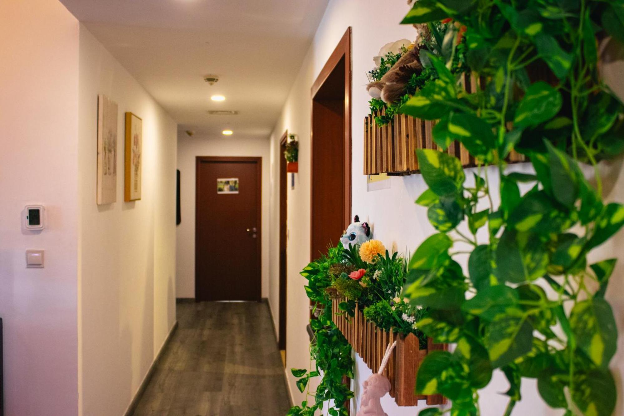 Lunar Hostel 96 Dubai Bagian luar foto