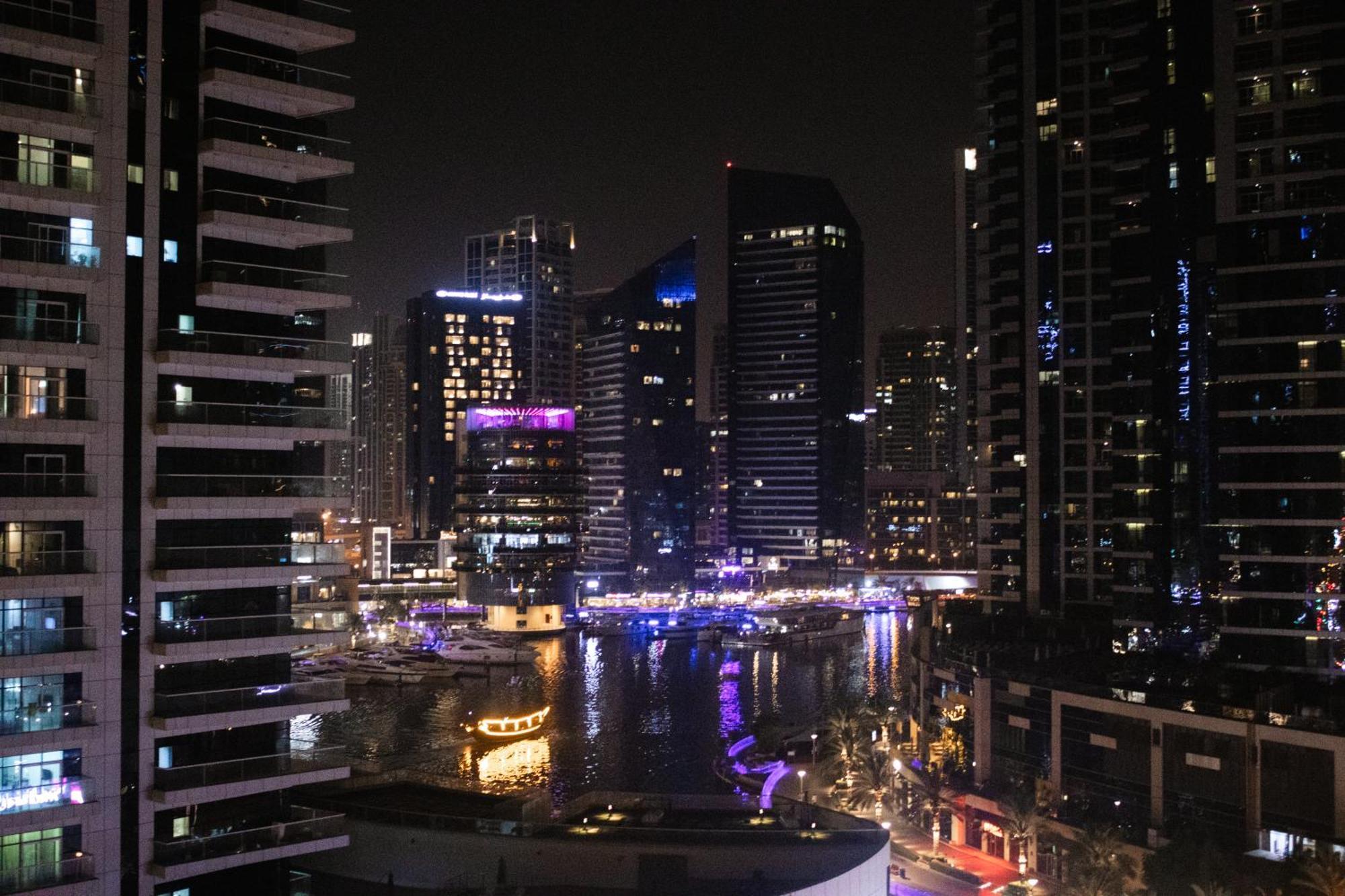 Lunar Hostel 96 Dubai Bagian luar foto
