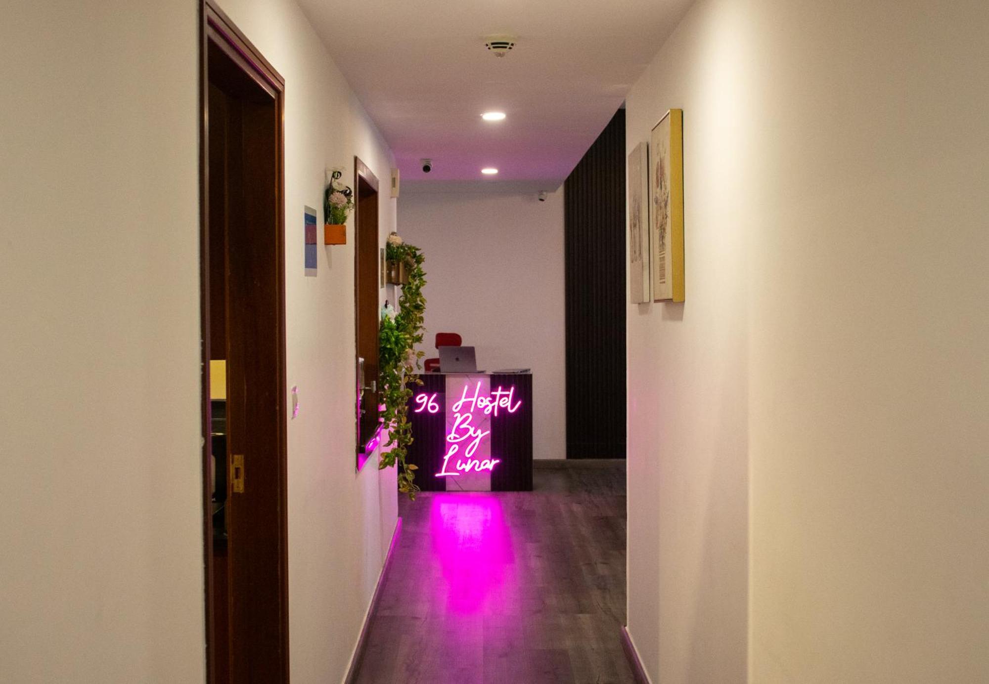 Lunar Hostel 96 Dubai Bagian luar foto