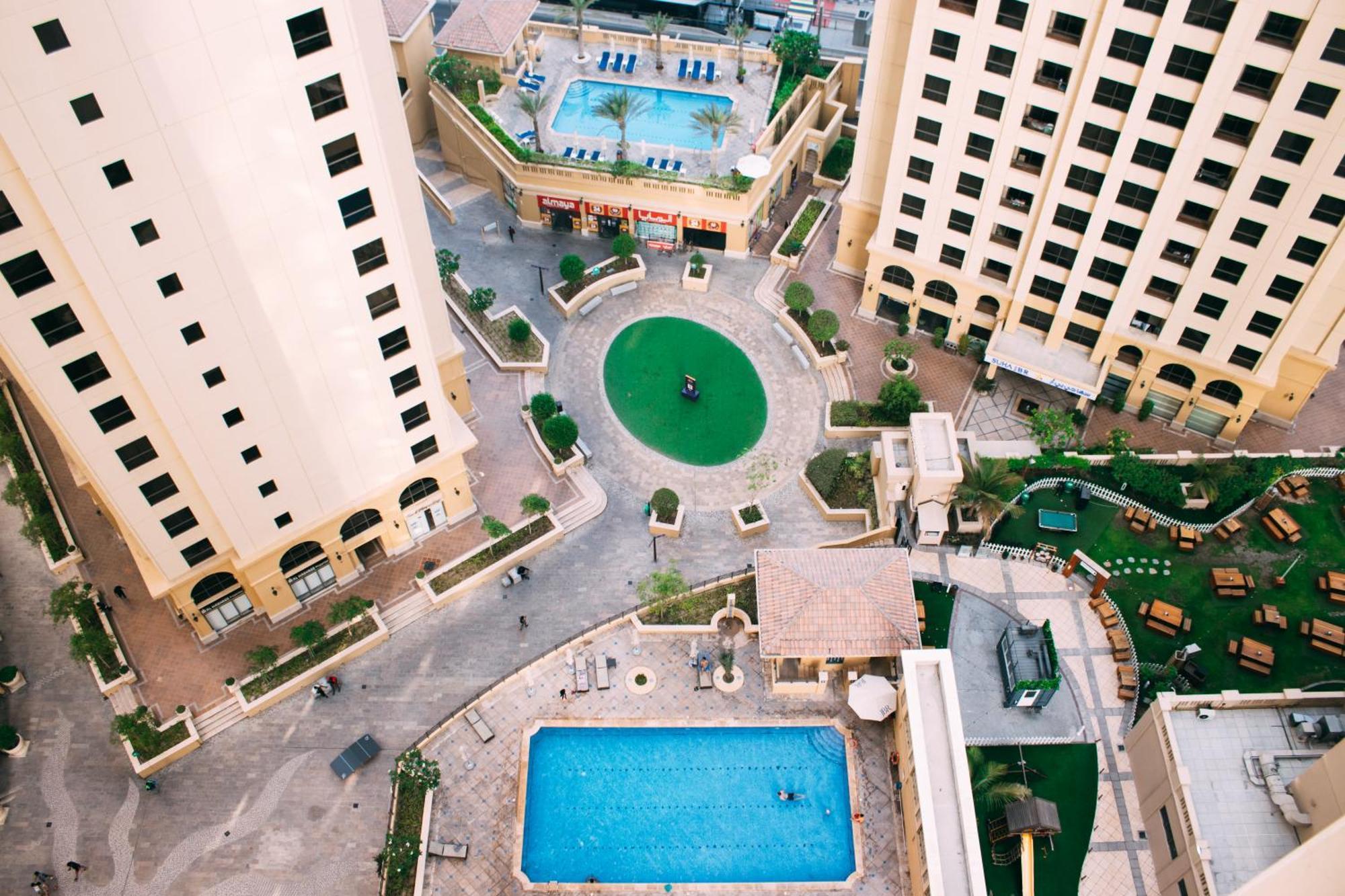 Lunar Hostel 96 Dubai Bagian luar foto
