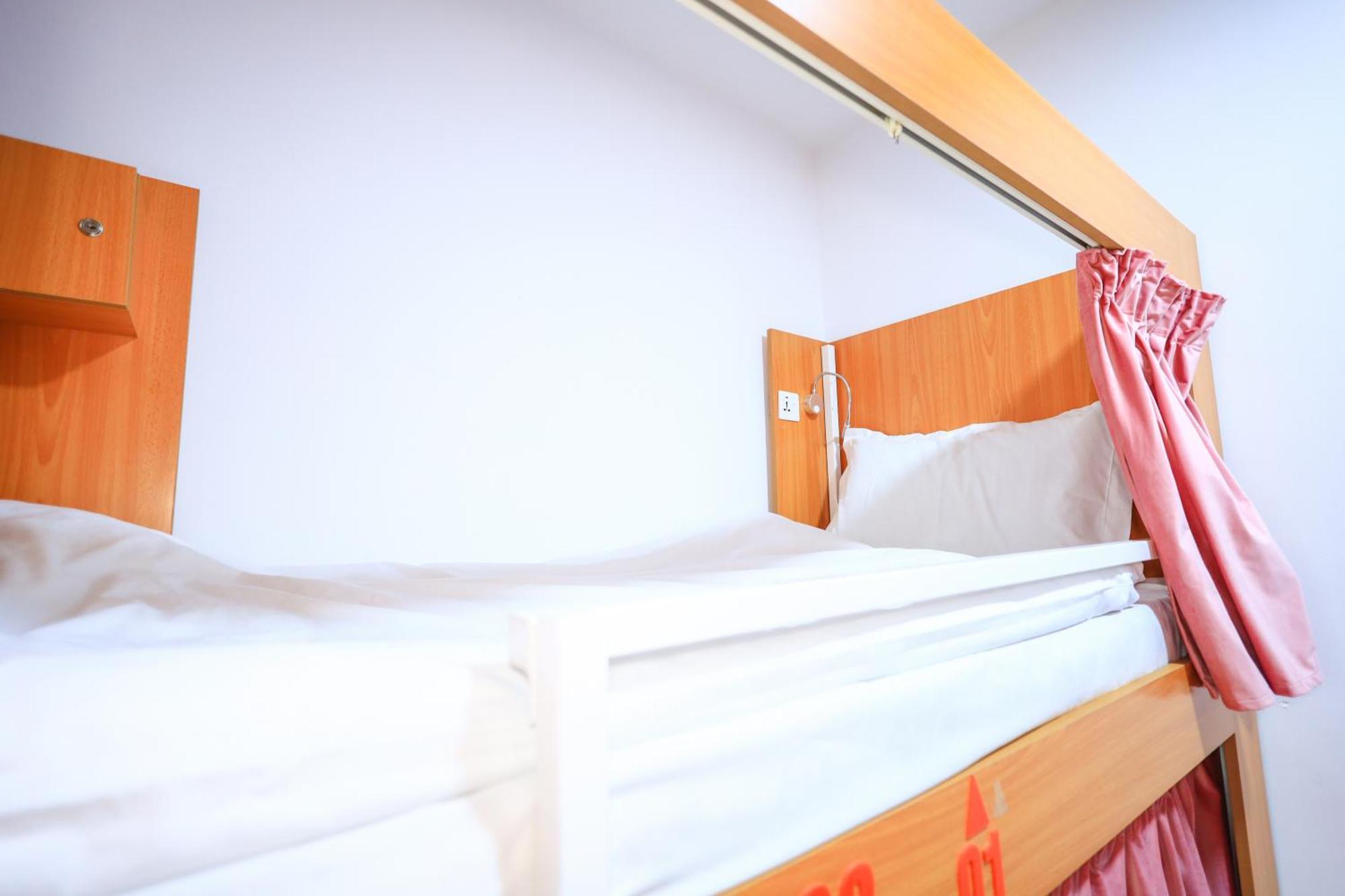 Lunar Hostel 96 Dubai Bagian luar foto