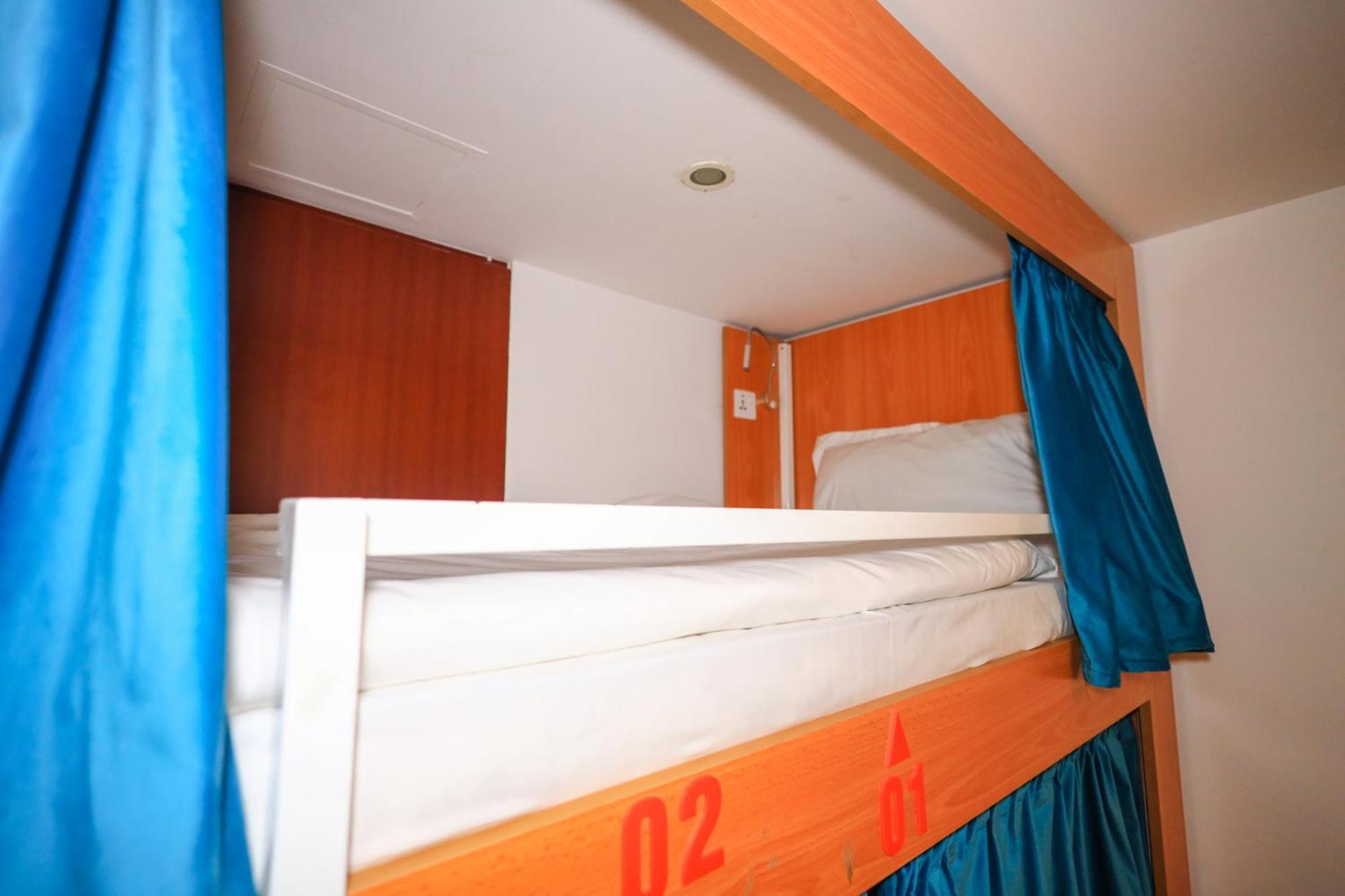 Lunar Hostel 96 Dubai Bagian luar foto